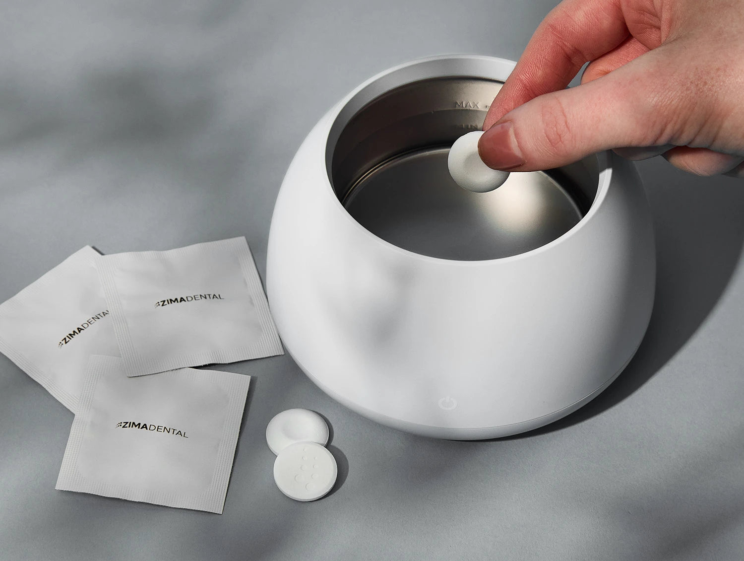 Inserindo tablete de limpeza no Dental Pod